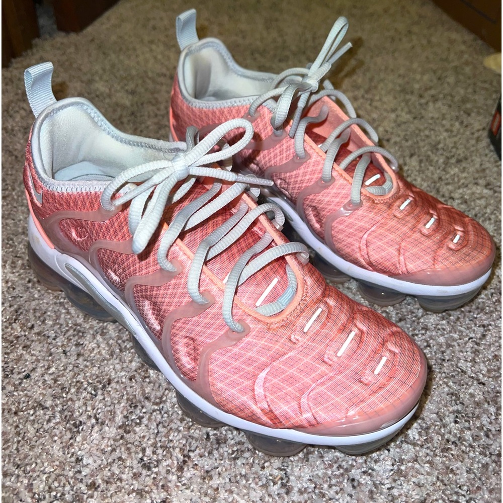 Women’s Nike Vapormax. Like new. Super comfy and barely worn!